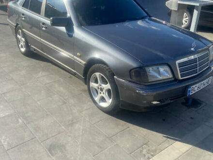 Мерседес Ц-Клас 1997 у Самборе на Automoto.ua Сірий Мерседес Ц-Клас, об'ємом двигуна 2 л та пробігом 310 тис. км за 1900 $, фото 1 на Automoto.ua