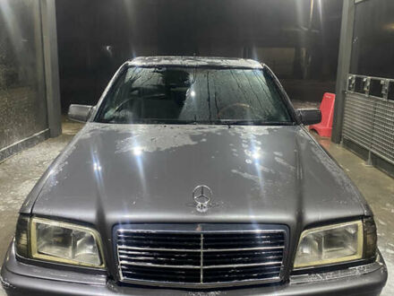 Сірий Мерседес Ц-Клас, об'ємом двигуна 2 л та пробігом 323 тис. км за 1900 $, фото 1 на Automoto.ua