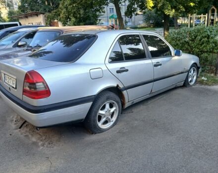 Сірий Мерседес Ц-Клас, об'ємом двигуна 2 л та пробігом 300 тис. км за 1600 $, фото 1 на Automoto.ua