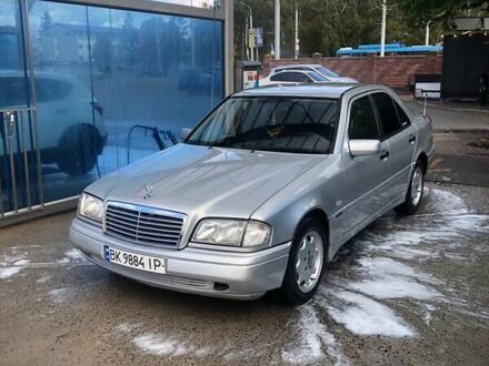 Мерседес Ц-Класс 1997 в Ровно на Automoto.ua Серый Мерседес Ц-Класс, объемом двигателя 2 л и пробегом 339 тыс. км за 3300 $, фото 1 на Automoto.ua