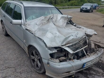 Мерседес Ц-Класс 1998 в Хусте на Automoto.ua Серый Мерседес Ц-Класс, объемом двигателя 2 л и пробегом 380 тыс. км за 1000 $, фото 1 на Automoto.ua