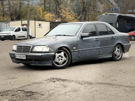 Сірий Мерседес Ц-Клас, об'ємом двигуна 1.8 л та пробігом 300 тис. км за 1650 $, фото 1 на Automoto.ua