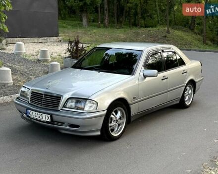 Сірий Мерседес Ц-Клас, об'ємом двигуна 2 л та пробігом 320 тис. км за 2500 $, фото 1 на Automoto.ua