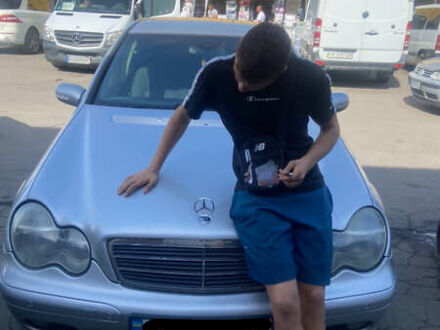 Мерседес Ц-Клас 2000 у Чернівцях на Automoto.ua Сірий Мерседес Ц-Клас, об'ємом двигуна 2 л та пробігом 285 тис. км за 3099 $, фото 1 на Automoto.ua