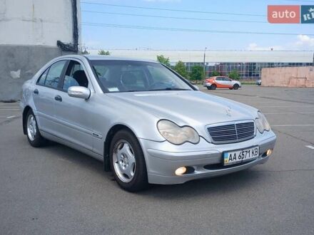 Мерседес Ц-Клас 2001 у Києві на Automoto.ua Сірий Мерседес Ц-Клас, об'ємом двигуна 2 л та пробігом 225 тис. км за 3998 $, фото 1 на Automoto.ua