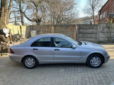 Мерседес Ц-Класс 2001 в Черновцах на Automoto.ua Серый Мерседес Ц-Класс, объемом двигателя 2.1 л и пробегом 301 тыс. км за 5500 $, фото 1 на Automoto.ua