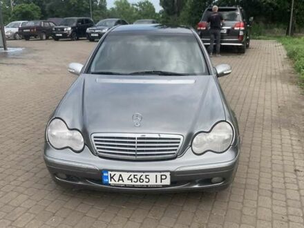 Мерседес Ц-Класс 2001 в Першотравенске на Automoto.ua Серый Мерседес Ц-Класс, объемом двигателя 2 л и пробегом 205 тыс. км за 4200 $, фото 1 на Automoto.ua