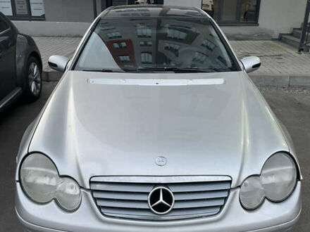 Серый Мерседес Ц-Класс, объемом двигателя 2 л и пробегом 256 тыс. км за 2900 $, фото 1 на Automoto.ua