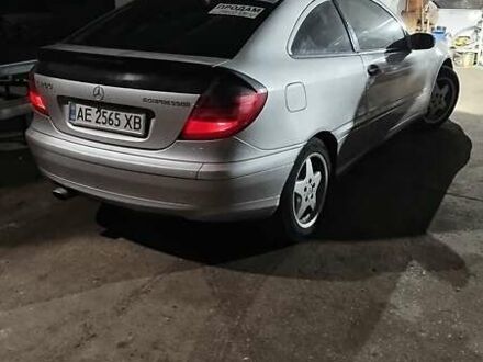 Мерседес Ц-Клас 2001 у Дніпро (Дніпропетровську) на Automoto.ua Сірий Мерседес Ц-Клас, об'ємом двигуна 2 л та пробігом 250 тис. км за 6000 $, фото 1 на Automoto.ua