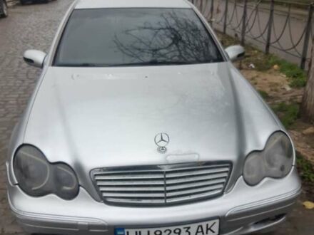 Серый Мерседес Ц-Класс, объемом двигателя 2.6 л и пробегом 430 тыс. км за 3200 $, фото 1 на Automoto.ua