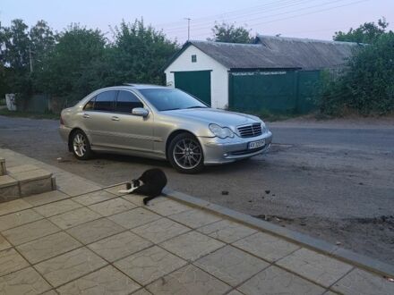 Серый Мерседес Ц-Класс, объемом двигателя 2.6 л и пробегом 238 тыс. км за 4200 $, фото 1 на Automoto.ua