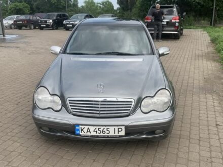 Мерседес Ц-Класс 2001 в Першотравенске на Automoto.ua Серый Мерседес Ц-Класс, объемом двигателя 2 л и пробегом 205 тыс. км за 4400 $, фото 1 на Automoto.ua