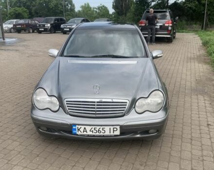 Серый Мерседес Ц-Класс, объемом двигателя 2 л и пробегом 205 тыс. км за 4400 $, фото 1 на Automoto.ua