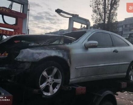Сірий Мерседес Ц-Клас, об'ємом двигуна 2 л та пробігом 380 тис. км за 1100 $, фото 1 на Automoto.ua