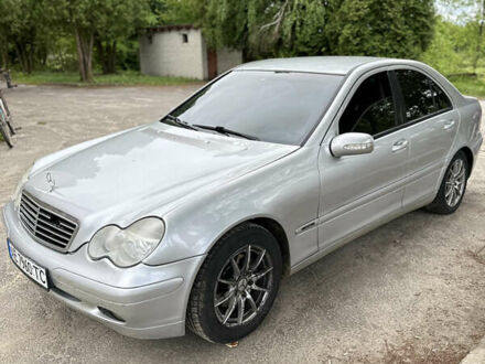 Мерседес Ц-Класс 2002 в Дубровице на Automoto.ua Серый Мерседес Ц-Класс, объемом двигателя 2 л и пробегом 365 тыс. км за 4000 $, фото 1 на Automoto.ua