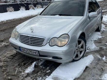 Мерседес Ц-Класс 2002 в Житомире на Automoto.ua Серый Мерседес Ц-Класс, объемом двигателя 2 л и пробегом 300 тыс. км за 6200 $, фото 1 на Automoto.ua