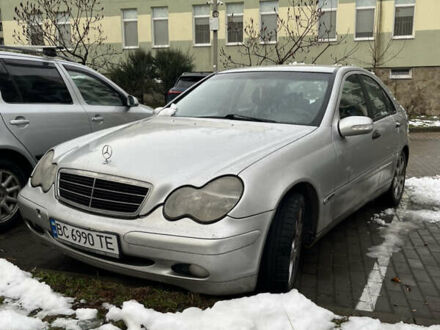 Серый Мерседес Ц-Класс, объемом двигателя 2 л и пробегом 300 тыс. км за 3000 $, фото 1 на Automoto.ua