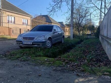 Серый Мерседес Ц-Класс, объемом двигателя 2.1 л и пробегом 300 тыс. км за 4500 $, фото 1 на Automoto.ua