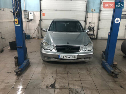 Сірий Мерседес Ц-Клас, об'ємом двигуна 1.8 л та пробігом 300 тис. км за 5100 $, фото 1 на Automoto.ua