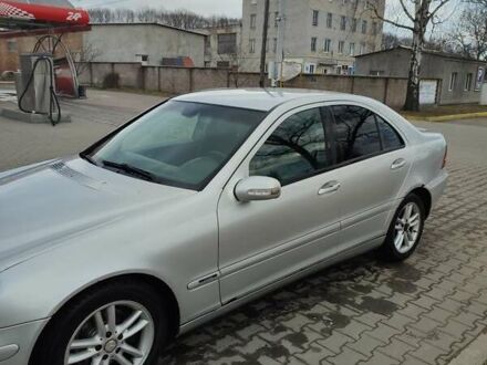 Мерседес Ц-Клас 2003 у Коростене на Automoto.ua Сірий Мерседес Ц-Клас, об'ємом двигуна 2.15 л та пробігом 270 тис. км за 4700 $, фото 1 на Automoto.ua
