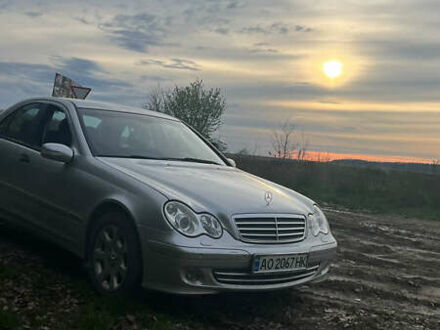 Мерседес Ц-Класс 2004 в Виноградове на Automoto.ua Серый Мерседес Ц-Класс, объемом двигателя 1.8 л и пробегом 215 тыс. км за 5000 $, фото 1 на Automoto.ua
