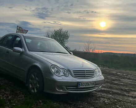 Мерседес Ц-Клас 2004 у Виноградове на Automoto.ua Сірий Мерседес Ц-Клас, об'ємом двигуна 1.8 л та пробігом 215 тис. км за 5000 $, фото 1 на Automoto.ua