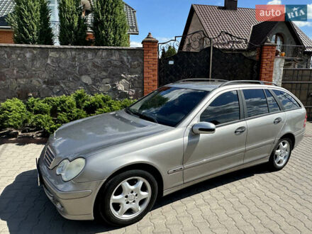 Мерседес Ц-Класс 2004 в Ровно на Automoto.ua Серый Мерседес Ц-Класс, объемом двигателя 2.2 л и пробегом 320 тыс. км за 7800 $, фото 1 на Automoto.ua