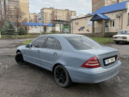 Серый Мерседес Ц-Класс, объемом двигателя 3.2 л и пробегом 300 тыс. км за 2300 $, фото 1 на Automoto.ua