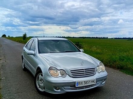 Мерседес Ц-Клас 2004 у Старокостянтинів на Automoto.ua Сірий Мерседес Ц-Клас, об'ємом двигуна 2.1 л та пробігом 620 тис. км за 4500 $, фото 1 на Automoto.ua
