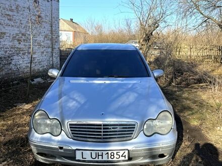 Сірий Мерседес Ц-Клас, об'ємом двигуна 3.2 л та пробігом 275 тис. км за 2500 $, фото 1 на Automoto.ua