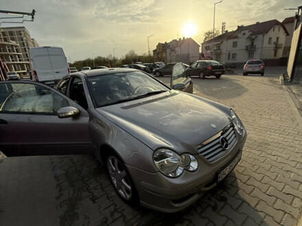 Мерседес Ц-Класс 2005 в Львове на Automoto.ua Серый Мерседес Ц-Класс, объемом двигателя 1.8 л и пробегом 202 тыс. км за 6000 $, фото 1 на Automoto.ua