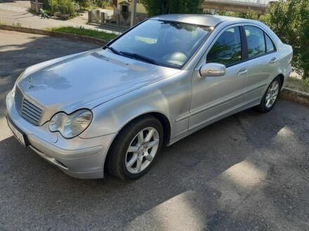 Серый Мерседес Ц-Класс, объемом двигателя 2.1 л и пробегом 300 тыс. км за 7555 $, фото 1 на Automoto.ua