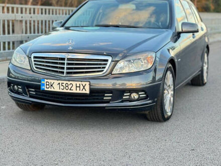 Мерседес Ц-Класс 2011 в Ровно на Automoto.ua Серый Мерседес Ц-Класс, объемом двигателя 2.2 л и пробегом 327 тыс. км за 9100 $, фото 1 на Automoto.ua