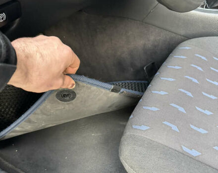 Синий Мерседес Ц-Класс, объемом двигателя 2 л и пробегом 180 тыс. км за 4444 $, фото 21 на Automoto.ua