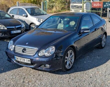 Мерседес Ц-Класс 2005 в Ровно на Automoto.ua Синий Мерседес Ц-Класс, объемом двигателя 2.1 л и пробегом 305 тыс. км за 6450 $, фото 1 на Automoto.ua