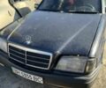 Синий Мерседес Ц-Класс, объемом двигателя 1.8 л и пробегом 300 тыс. км за 600 $, фото 1 на Automoto.ua