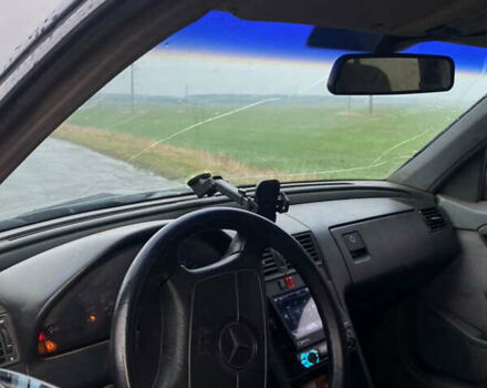 Синий Мерседес Ц-Класс, объемом двигателя 1.8 л и пробегом 444 тыс. км за 999 $, фото 2 на Automoto.ua