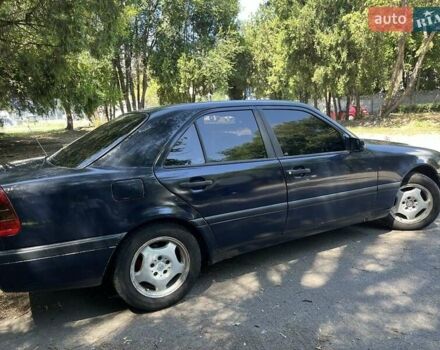 Синий Мерседес Ц-Класс, объемом двигателя 1.8 л и пробегом 300 тыс. км за 2800 $, фото 4 на Automoto.ua