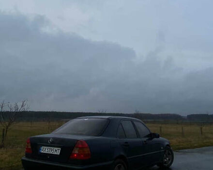 Синий Мерседес Ц-Класс, объемом двигателя 1.8 л и пробегом 333 тыс. км за 950 $, фото 2 на Automoto.ua