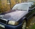 Синий Мерседес Ц-Класс, объемом двигателя 1.8 л и пробегом 349 тыс. км за 2800 $, фото 1 на Automoto.ua