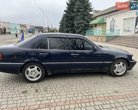 Синий Мерседес Ц-Класс, объемом двигателя 1.8 л и пробегом 386 тыс. км за 3000 $, фото 1 на Automoto.ua