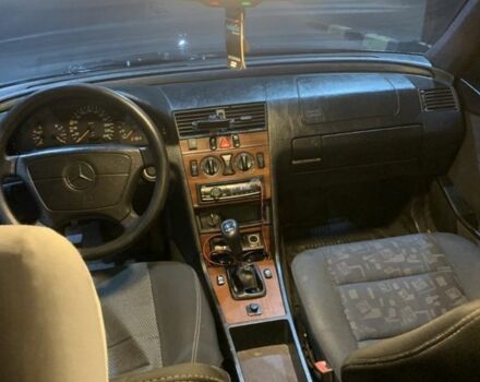 Синий Мерседес Ц-Класс, объемом двигателя 2.2 л и пробегом 330 тыс. км за 2000 $, фото 3 на Automoto.ua