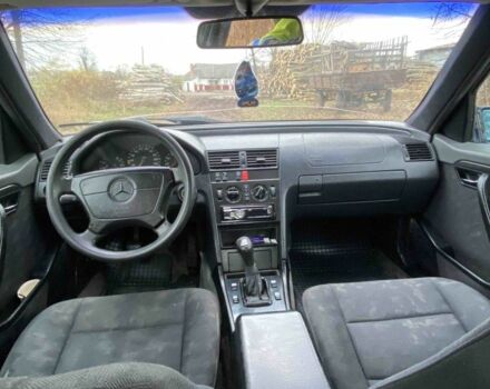 Синий Мерседес Ц-Класс, объемом двигателя 1.8 л и пробегом 200 тыс. км за 2000 $, фото 4 на Automoto.ua