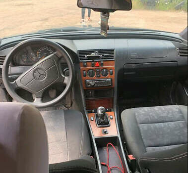 Синий Мерседес Ц-Класс, объемом двигателя 2 л и пробегом 330 тыс. км за 2000 $, фото 2 на Automoto.ua