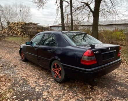 Синий Мерседес Ц-Класс, объемом двигателя 1.8 л и пробегом 200 тыс. км за 2000 $, фото 2 на Automoto.ua