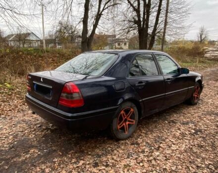 Синий Мерседес Ц-Класс, объемом двигателя 1.8 л и пробегом 200 тыс. км за 2000 $, фото 3 на Automoto.ua