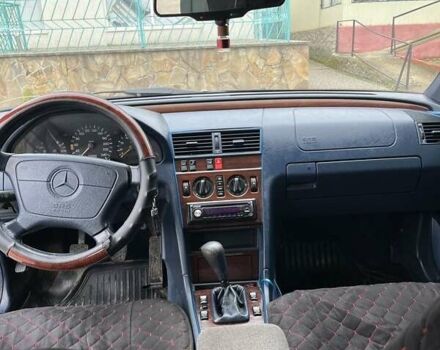 Синий Мерседес Ц-Класс, объемом двигателя 1.8 л и пробегом 386 тыс. км за 3000 $, фото 6 на Automoto.ua