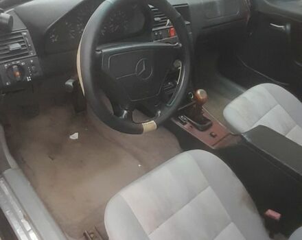 Синий Мерседес Ц-Класс, объемом двигателя 1.8 л и пробегом 438 тыс. км за 1100 $, фото 2 на Automoto.ua