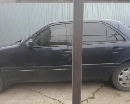 Синий Мерседес Ц-Класс, объемом двигателя 1.8 л и пробегом 438 тыс. км за 1100 $, фото 1 на Automoto.ua