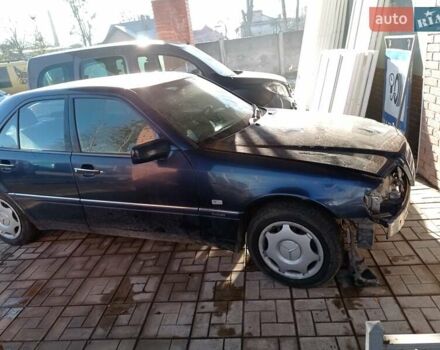 Синий Мерседес Ц-Класс, объемом двигателя 1.8 л и пробегом 135 тыс. км за 2500 $, фото 1 на Automoto.ua